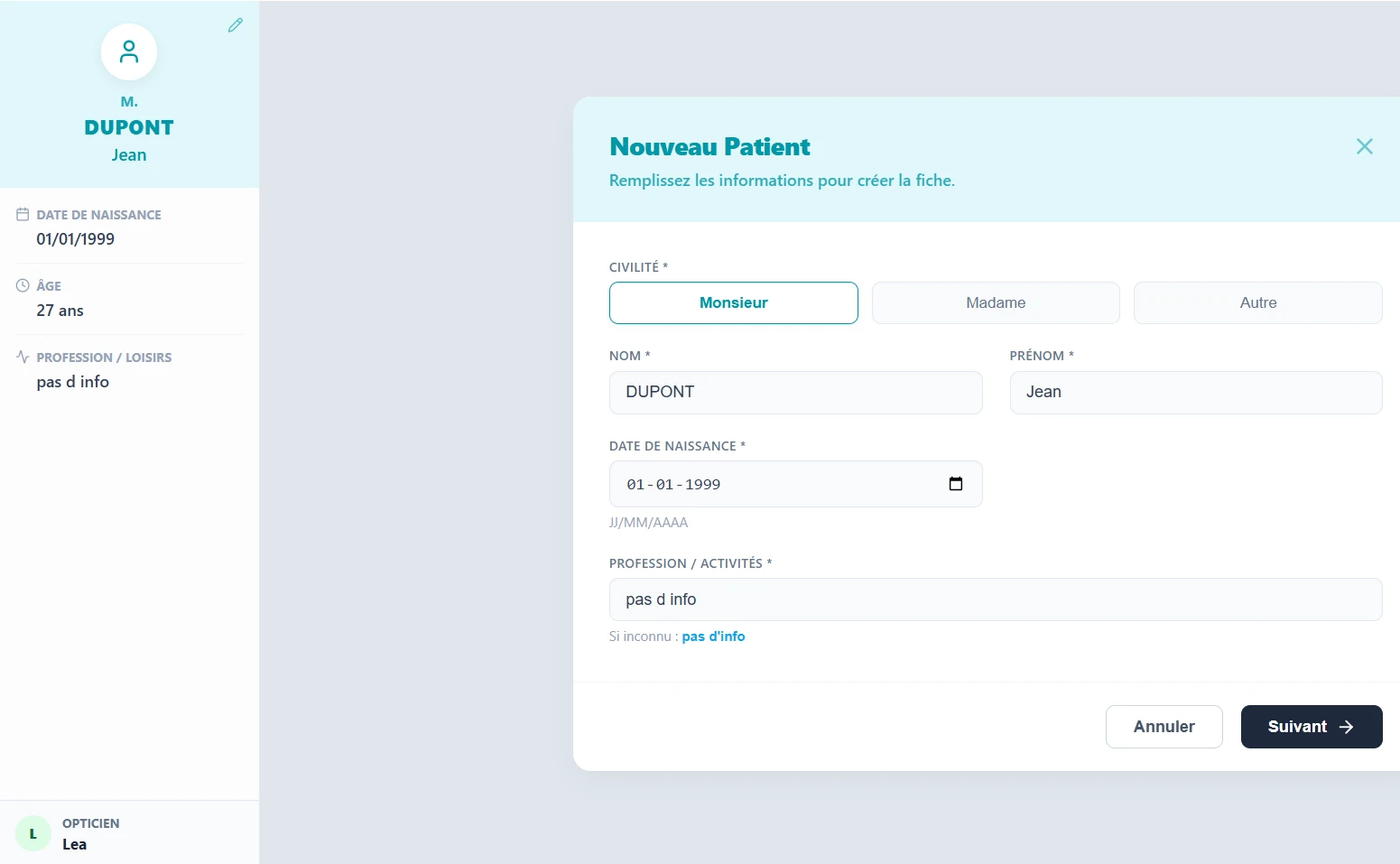 Formulaire de création d'une fiche patient, avec le résumé du patient dans la barre latérale